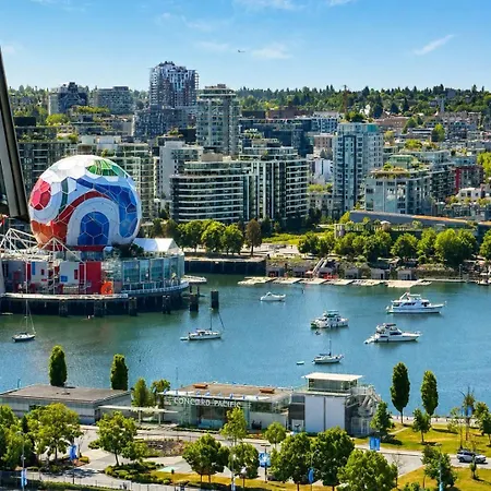 3-Bedrooms Premium Apartemnt With Stunning 180 Water, Mountain And City View Pool Hot Tub And Gym Heart Of Downtown Skytrain 3Mins Walk To Fifa Stadium-2